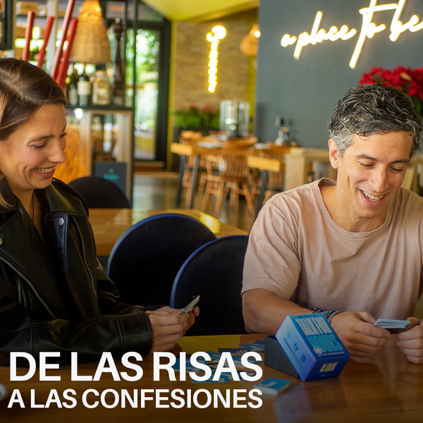 Pareja usando Talk for Hours cartas de conversación para noche de cita en casa