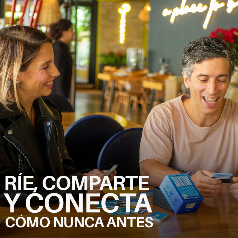 Pareja jugando Talk for Hours cartas de conversación en casa