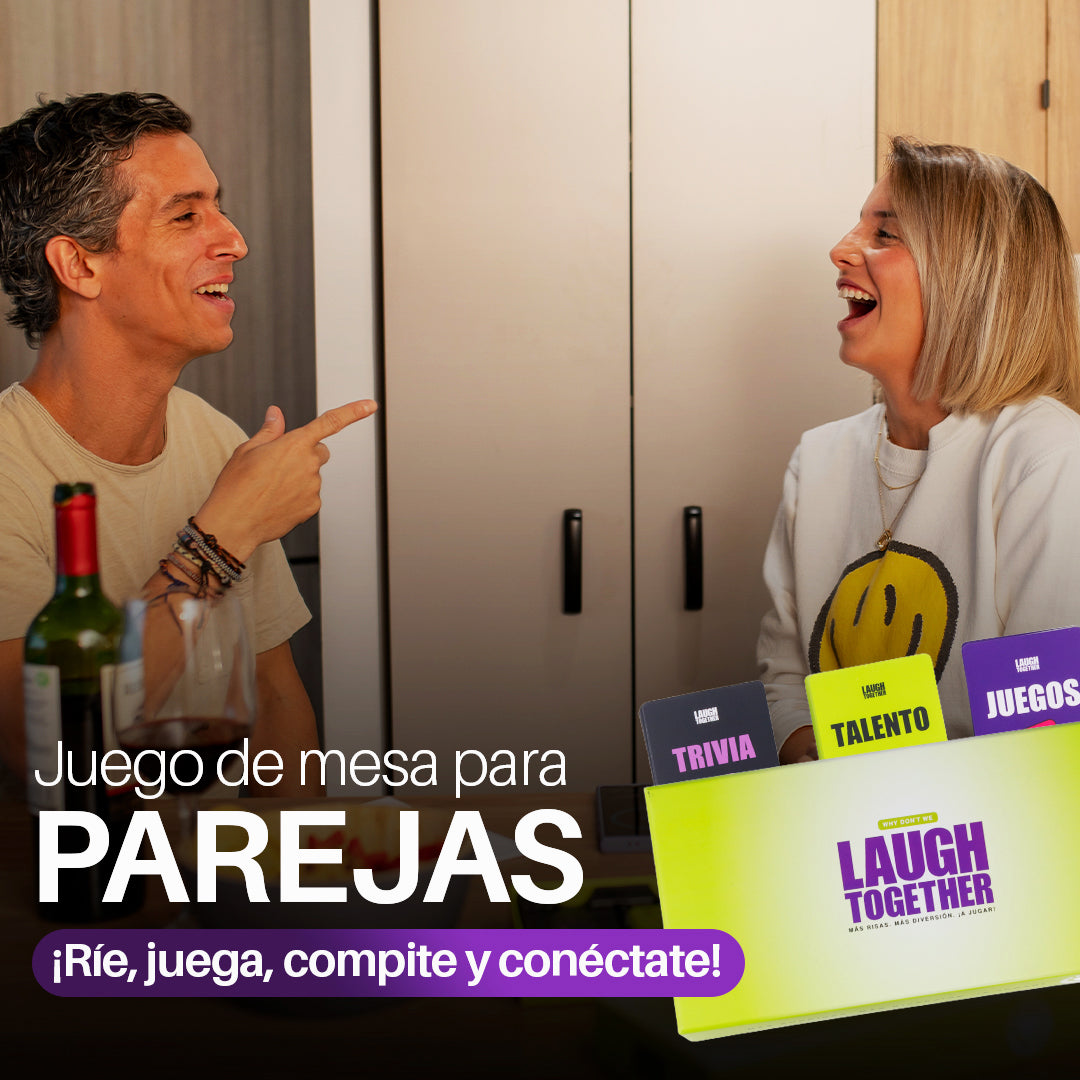 Pareja riéndose mientras juegan Laugh Together juego de cartas en casa